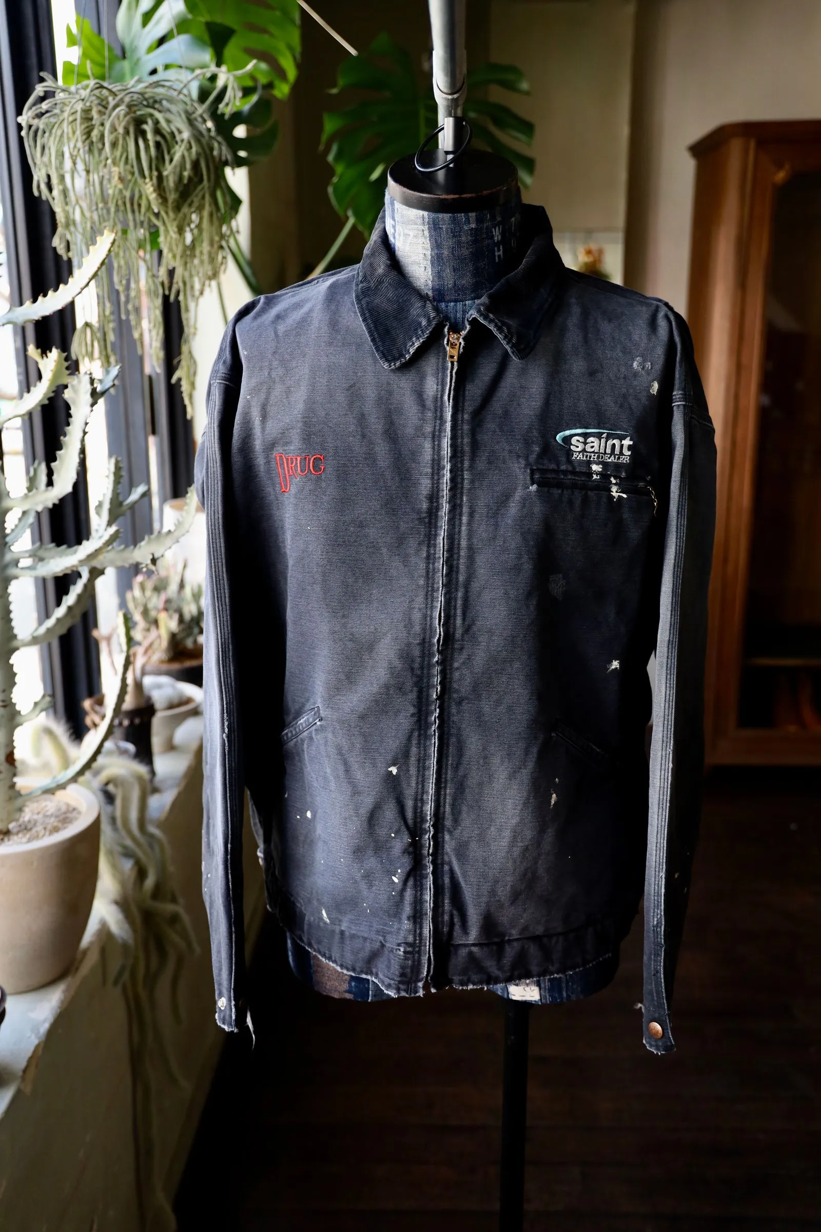 SAINT Mxxxxxx DETROIT JACKET/DRUG/BLK Detroit Workwear Washed and Distressed Jacket Washed Black S-XL A super heavy-duty Detroit jacket. It took more than 3 months to develop. All details. No detail. Complete reproduction and restoration. Customized washed and faded Assute canvas fabric. Rewashed the watermark to make the bones irregular and white. MX6 LOGO buttons, molded custom placket with LOGO zipper, no special shape zipper on chest